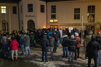 Bürgermeisterin diskutiert mit Demonstranten - Etwa 350 Menschen waren am Sonntag zwischen 17 und 18 Uhr vor das Rodewischer Rathaus gezogen, um zu demonstrieren. Bürgermeisterin Kerstin Schöniger suchte dort das Gespräch mit Teilnehmern. Nach ihren Worten hielt sich die Mehrheit im Hintergrund. Auerbachs Polizeirevierleiter Jens Oppel erkannte Protestler, die wiederholt in Auerbach, Lengenfeld, Treuen oder Reichenbach auf der Straße waren. 
