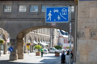 Bürgermeisterin über Verkehr in der Plauener Innenstadt: „Es nervt!“ - Am Plauener Rathaus beginnt eigentlich ein verkehrsberuhigter Bereich. Weil mehrere Baustellen auf den umliegenden Straßen für Stau sorgen, wählen viele Autofahrer den direkten Weg durch die Innenstadt.