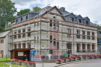 Bürgermeisterin von Bernsdorf: "Wir müssen endlich vorwärts kommen" - Die energetische Sanierung der Bernsdorfer Grundschule geht weiter.