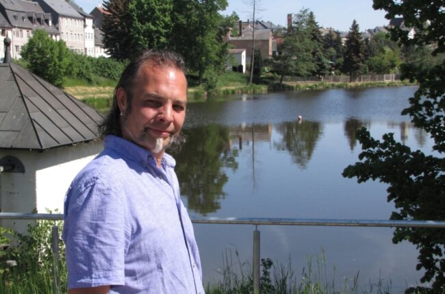 Bürgermeisterkandidat René Naumann (AfD) will gläsernes Rathaus schaffen - René Naumann schätzt den Geringswalder Großteich als eine der Besonderheiten mitten in der Stadt. Der Neuwallwitzer will sich für sauberes Wasser und gepflegte Uferbereiche einsetzen. 