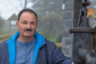 Bürgermeisterkandidat will Selbstständigkeit von Neustadt weiter erhalten - Bert Blechschmidt an der Pumpe vor seinem Haus: Die Familie Blechschmidt sitzt seit 1780 auf diesem Neustädter Grundstück. 