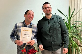 Bürgermeisterkandidaten in Gemeinde im Vogtland händeringend gesucht: Droht sonst die Eingemeindung? - Udo Seeger (links) trat zum Jahresende 2025 als ehrenamtlicher Bürgermeister von Triebel zurück. Sein Stellvertreter Christopher Groß führt seither die Amtsgeschäfte.