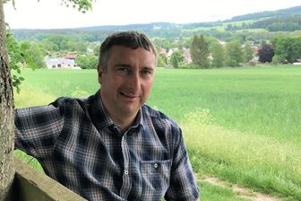 Bürgermeisterwahl 2022 in Tirpersdorf: Der Feuerwehr-Profi, der nicht nur Feuerwehrmann sein will - Diesen Blick auf Tirpersdorf mag Bürgermeisterkandidat Ralph Six ganz besonders. Mehrmals in der Woche zieht es ihn auf den Weg ins Grüne, der gleich vor der Haustür des 44-jährigen Familienvaters beginnt. 
