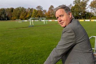 Bürgermeisterwahl Grünbach: Der Herausforderer will Grünbach moderner machen - Auf dem Sportplatz sieht Silvio Baumgarten besonders viel Handlungsbedarf. Als Bürgermeister will er dort Modernisierungen durchsetzen.