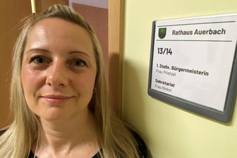 Bürgermeisterwahl im Erzgebirge - zweiter Versuch: Bayerische Polizeibeamtin kandidiert - Anja Prietzel tritt zur Wahlwiederholung als Bürgermeisterkandidatin an. Derzeit amtiert sie wegen der annullierten ersten Wahl im Ort kommissarisch als Vize-Bürgermeisterin.