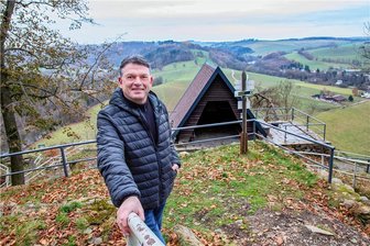 Bürgermeisterwahl in Augustusburg: Der Kandidat mit dem besonderen Ausblick - Bürgermeisterkandidat Jens Schmidt am Kunnerstein.