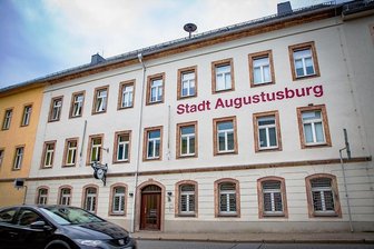 Der Verwaltungsbetrieb im Augustusburger Rathaus läuft auch ohne Bürgermeister, der seit dieser Woche ja auch praktisch der Landrat von Mittelsachsen ist und in Freiberg sitzt.