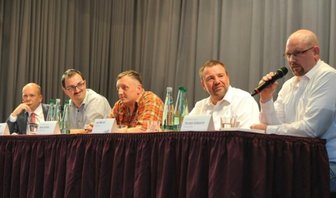 Bürgermeisterwahl in Bad Brambach: Alle drei fast gleichauf - Podium beim Bürgerforum Anfang September. Von rechts: Einzelkandidat Torsten Schnurre, Moderator Jan Meinel, Einzelkandidat Maik Schüller, "Freie-Presse"-Redakteur Ronny Hager und CDU-Kandidat Jürgen Lenk.