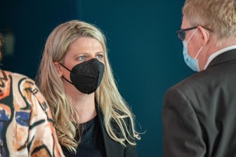 Bürgermeisterwahl in Chemnitz: Schaper verliert am Lostopf - Veto des OB - Linken-Politikerin Susanne Schaper am Rande einer ungewohnt turbulenten Stadtratssitzung am Mittwoch. Nach dem ergebnislosen Ausgang der Bürgermeisterwahl lässt sie offen, ob sie sich noch einmal für den Posten bewerben wird.