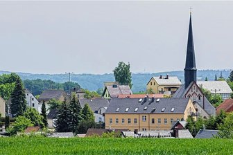 Bürgermeisterwahl in Dennheritz: Warum ein kleines Dorf ein Duell der Generationen erlebt - Blick auf die Ortsmitte von Dennheritz. Hier wird am Sonntag ein ehrenamtlicher Bürgermeister gewählt. 