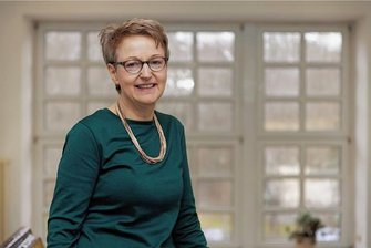 Bürgermeisterwahl in Elterlein: Eine Schwarzbacherin tritt an - Annette Ficker arbeitet derzeit als Standesbeamtin in Breitenbrunn.