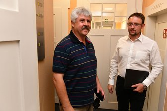 Bürgermeisterwahl in Großschirma: Amtsinhaber siegt gegen AfD-Kandidat - FDP-Amtsinhaber Volkmar Schreiter (links/FDP) bleibt Bürgermeister von Großschirma. Rechts Herausforderer Rolf Weigand, der für die AfD antrat.