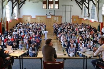 Bürgermeisterwahl in Lichtenstein: So positionieren sich die Kandidaten - Mit mehr als 300 Besuchern war das Forum zur Bürgermeisterwahl in der Sport- und Kulturhalle gut besucht.