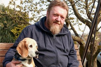 Bürgermeisterwahl in Limbach: Kandidat Jens Göbel - Der Praktiker - Jens Göbel, hier mit seinem Beagle Shela auf der Hollywoodschaukel im Garten, bewirbt sich um das Bürgermeisteramt in Limbach. 