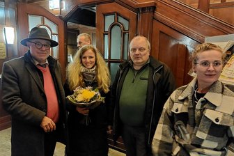 Bürgermeisterwahl in Muldenhammer: Was Sieger und Verlierer zum Wahlausgang sagen - Zu den ersten Gratulanten für den neuen Bürgermeister Wolfgang Schädlich (parteilos) und dessen Frau Anna gehörten Frieder Seidel (links) und CDU-Gemeinderätin Anika Siegel (rechts). Seidel sprach von einem fairen Wahlkampf, bei dem der von der CDU unterstützte Kandidat Philipp Sandner unterlegen war.