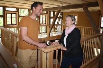 Bürgermeisterwahl in Neukirchen/Pleiße: Ines Liebald verweist auf Millionen-Investitionen - Bürgermeisterin Ines Liebald macht sich für die Erneuerung der Gräfenmühle stark, die auch die Kreisnaturschutzstation beherbergt. Dabei hilft ihr René Albani, Chef des Landschaftspflegeverbandes, der Träger des Komplexes ist.
