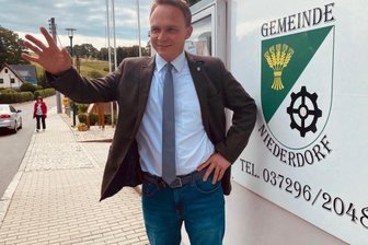 Bürgermeisterwahl in Niederdorf: Der Mann, der tatsächlich noch mal will - Die meisten Niederdorfer kennen ihn, er winkt oft zurück: Bürgermeister Stephan Weinrich ist einziger Kandidat. Ist er also unumstritten? Geboren wurde er am 2. Januar 1986 in Zwickau, ist in Niederwürschnitz aufgewachsen, hat sein Abitur in Oelsnitz gemacht. Danach Universitätsabschluss im Fach Politikwissenschaft an der TU-Chemnitz - sowie eine Ausbildung zum Verwaltungsfachwirt. Weinrich wohnt mit Frau und Kind in Niederdorf. 