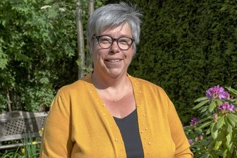 Bürgermeisterwahl in Scheibenberg: Die Herausforderin und der Amtsinhaber - Sylke Adler tritt für die neue Wählervereinigung Forum Scheibenberg/Oberscheibe an. Sie ist 54 Jahre alt, verheiratet, Mutter zweier erwachsener Kinder und Oma eines Enkels. Seit 1987 ist sie Kindergärtnerin.