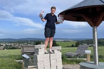 Bürgermeisterwahl-Knaller: Lengenfelds starke Frau will ins Rathaus - Susann Löffler im Sommer auf dem Aussichtspunkt Pilz. Unter sich das Amtsblatt, das sie seit zehn Jahren austrägt und mit dem Fahrrad ausfährt. Ab nächstem Sommer will die 39-Jährige das Amtsblatt selbst verantworten.