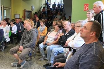 Bürgermeisterwahl: Limbacher zeigen Interesse an Bewerber-Trio - Das Interesse bei den Einwohnern war riesig und offenkundig größer als von den Einladenden erwartet: Das Foyer der Grundschule war definitiv zu eng.