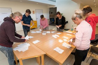 Bürgermeisterwahl Pockau-Lengefeld: Erster Wahlgang bringt keine Entscheidung - Im Wahlbezirk 10 Wernsdorf zählten sechs Wahlhelferinnen und Wahlhelfer die Stimmzettel aus.