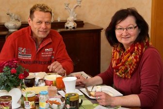 Bürgermeisterwahlen in Lichtenstein: Die Kandidaten und ihre Partner - Gemeinsames Frühstück: Dagmar Hamann und ihr Partner.