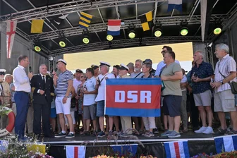 Bürgermeisterwette im Erzgebirge: 102 Seeleute kommen nach Schneeberg - Die Bühne auf dem Schneeberger Markt füllte sich schnell mit Frauen und Männern, die zur See gefahren sind. Am Ende waren es 102.