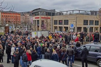 Bürgerplattform demonstriert gegen zunehmende Kriminalität in Plauen - Geschätzte 300 Demonstranten waren bei der Kundgebung am Plauener Wendedenkmal anwesend.
