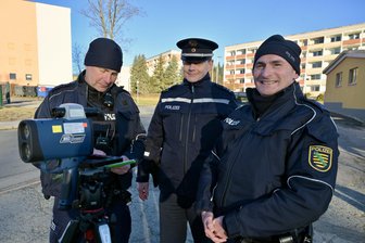 Bürgerpolizisten starten mit Erfolg: Verdächtige zum Brand am Jugendklub Kirchberg ermittelt - Die Bürgerpolizisten Michael Günther (l.) und Marcel Müller (r.) mit Michael Zehnder bei der Schulwegkontrolle in Kirchberg.