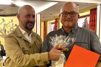 Bürgerpreis 2025 in Pöhl: Der Mann der vielen Ehrenämter - Der Pöhler Bürgermeister Erik Jung (v. li.) gratulierte Wehrleiter Helmar Müller zum Preis.