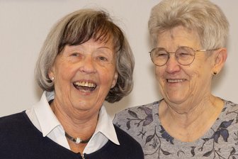 Bürgerpreis für Ehrenamtlerinnen: Was eine Ortsgruppe der Volkssolidarität im Erzgebirge leistet - Rita Marschner (links) und Gudrun Findeisen leiten die Ortsgruppe Burkhardtsdorf der Volkssolidarität.