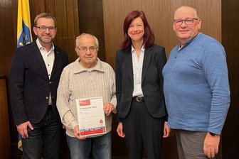 Bürgerpreis für ein Urgestein des Klingenthaler-Sports - Der Bürgerpreis in Klingenthal geht an Dieter Dotzauer (2. von links). Mit ihm freuen sich (von links) Sven Paeth von der Sparkasse Vogtland, Oberbürgermeisterin Judith Sandner und Laudator Günter Bräutigam.
