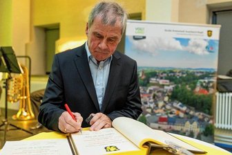 Bürgerpreis für ein Urgestein des VfB Auerbach - Volkhardt Kramer (71) trägt sich als 15. Ehrenbürger in das "Goldene Buch" der Stadt Auerbach ein.