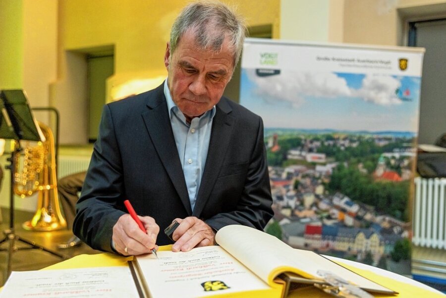 Bürgerpreis für ein Urgestein des VfB Auerbach - Volkhardt Kramer (71) trägt sich als 15. Ehrenbürger in das "Goldene Buch" der Stadt Auerbach ein. 