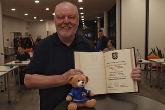 Bürgerpreis für Wünsche-Erfüller aus dem Vogtland: „Du schenkst Nähe, Würde und letzte glückliche Momente“ - Wünschewagen-Fahrer Horst Dietz ist Auerbacher Ehrenbürger 2025. Dazu gehörte der Eintrag ins Goldene Buch der Stadt.