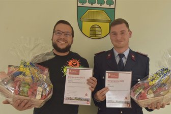 Bürgerpreis in Triebel als Dank für Ankurbeln und Digitalisieren - Der Bürgerpreis in Triebel geht an Vizwehrleiter Philipp Keil (rechts). Daniel Seeger nahm die Auszeichnung zudem stellvertretend für den Kultur- und Gewerbeverein entgegen.