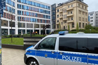 Bürgerprotest in Chemnitz: Stadtverwaltung ruft Polizei zu Hilfe - Am Technischen Rathaus protestierten am Donnerstag knapp zwei Dutzend Menschen gegen den Abzug städtischer Mitarbeiter aus dem Umweltzentrum. Als sie sich wegen Regens im Eingangsbereich unterstellten, ließ die Stadtverwaltung Polizei anrücken.
