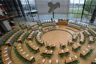 Bleibt der Sächsische Landtag weiter außen vor oder kann er über die Corona-Regeln mitreden? Aus mehreren Fraktionen kommt die Forderung, die Abgeordneten mehr zu beteiligen.