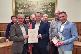 Bürgerstiftung in Elsterberg gegründet - Die Bürgerstiftung Elsterberg ist gegründet. Von links: André Wolf (Stiftungsrat), Bürgermeister Axel Markert, Annette Redmer (Regionaldirektorin Reichenbach der Sparkasse), Karsten Zeller (Stiftungsrat), Kai Lederer, Direktor Private Finance Center der Sparkasse, Andreas Langebach (Stiftungsrat), Sven Kaul (Stiftungsrat) und Stiftungsmanager Ronny Bley der Sparkasse.