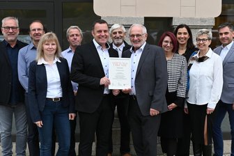 Bürgerstiftung Lengenfeld gestartet - mit 7055 Euro ging‘s los - Die Übergabe der Stiftungsurkunde vor dem Lengenfelder Rathaus mit Bürgermeister Volker Bachmann.