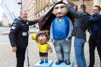 Bürgerstiftung Plauen: Kapital in zwölf Jahren fast verdoppelt - Der Plauener Unternehmer Bernd Märtner (links) - hier bei der Enthüllung neuer Vater & Sohn-Figuren an der Bahnhofstraße - ist für seine Heimatstadt Plauen vielfältig ehrenamtlich engagiert: beim SV 04 Oberlosa, beim Förderverein Freibad Plauen-Haselbrunn, im Alpenverein und nicht zuletzt in der Bürgerstiftung Plauen.