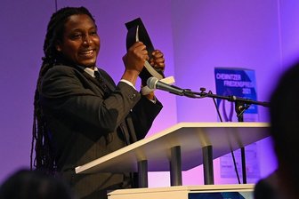 Bürgerverein würdigt Musiker mit Chemnitzer Friedenspreis - Gute Laune ist so etwas wie sein Markenzeichen: Arba Manillah ist mit dem Chemnitzer Friedenspreis ausgezeichnet worden.