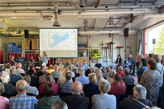 Bürgerversammlung zu Windkraft in Euba: Viele Vorwürfe - wenig Gegenwehr - Bei der Einwohnerversammlung waren die 80 Sitzplätze schnell voll. Viele Bürger aus Euba und umliegenden Gemeinden mussten stehen.