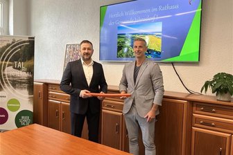 Bürgerwille entscheidet: Megaprojekt für Glasfaser in Jahnsdorf geplant - Christof Milek (links) von der „Deutsche Glasfaser“ und der Jahnsdorfer Bürgermeister Albrecht Spindler haben ihre Pläne zu Beginn der Woche im Ratssaal vorgestellt.