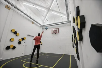 Büroalltag mit Golf und Basketball - Teamspiel, Unterdogs, Chemnitz-Stolz: Staffbase fühlt sich dem Basketballteam der Niners Chemnitz nah. Also gibt es in der Fabriketage auch eine kleine Basketball-Arena. Auch Robert Fritzsche wirft gern ein paar Körbe.