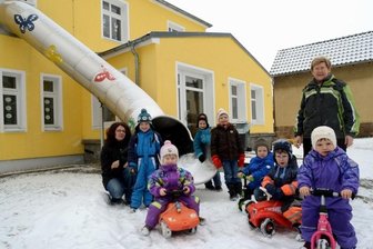 Bürokraten bedrohen Rettungsrutschen - Den Kindern in der Wernesgrüner Kita "Spatzennest" machen die Evakuierungsübungen an der Rettungsrutsche immer viel Spaß. Die Behörden können nicht lachen: Sie verlangen den Anbau einer wesentlich teureren Rettungstreppe und drohen mit dem Entzug der Betriebserlaubnis.