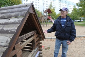Bürokratie verhindert ehrenamtliches Engagement - Anwohner Bernd Degenkolb möchte den Spielplatz vor seinem Wohnblock an der Bruno-Granz-Straße als Pate übernehmen. "Er ist bissel vernachlässigt und unansehnlich", sagt er. Flaschen und Scherben räumt er bereits freiwillig weg.
