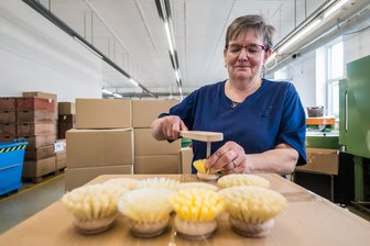 Bürstenmacher aus dem Erzgebirge produziert für Aldi, Toom und Co. – und investiert Millionensumme - Beate Eißmann arbeitet bei der Bümag in Schönheide. Hier werden unter anderem Handbürsten in unterschiedlichen Ausführungen gefertigt.