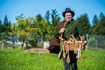 Bürstenmacher im Erzgebirge und Vogtland feiern am Wochenende 200-jährige Tradition - Der Schönheider Sven Reinhardt ist nach eigenem Bekennen „Bürstenmacher mit Leib und Seele“, und als Bürstenmann bringt er seine Waren bei Festen unter die Leute. So wie es schon sein Urgroßvater gemacht hat.