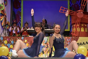 Büttenabend in Bad Brambach lässt Festhalle beben - Beim Büttenabend des Brambacher Carnevalsvolkes bebte am Samstag die Festhalle. Dafür sorgten unter anderem die Tanzmariechen Monique Drews (links) und Laura Schmidt.